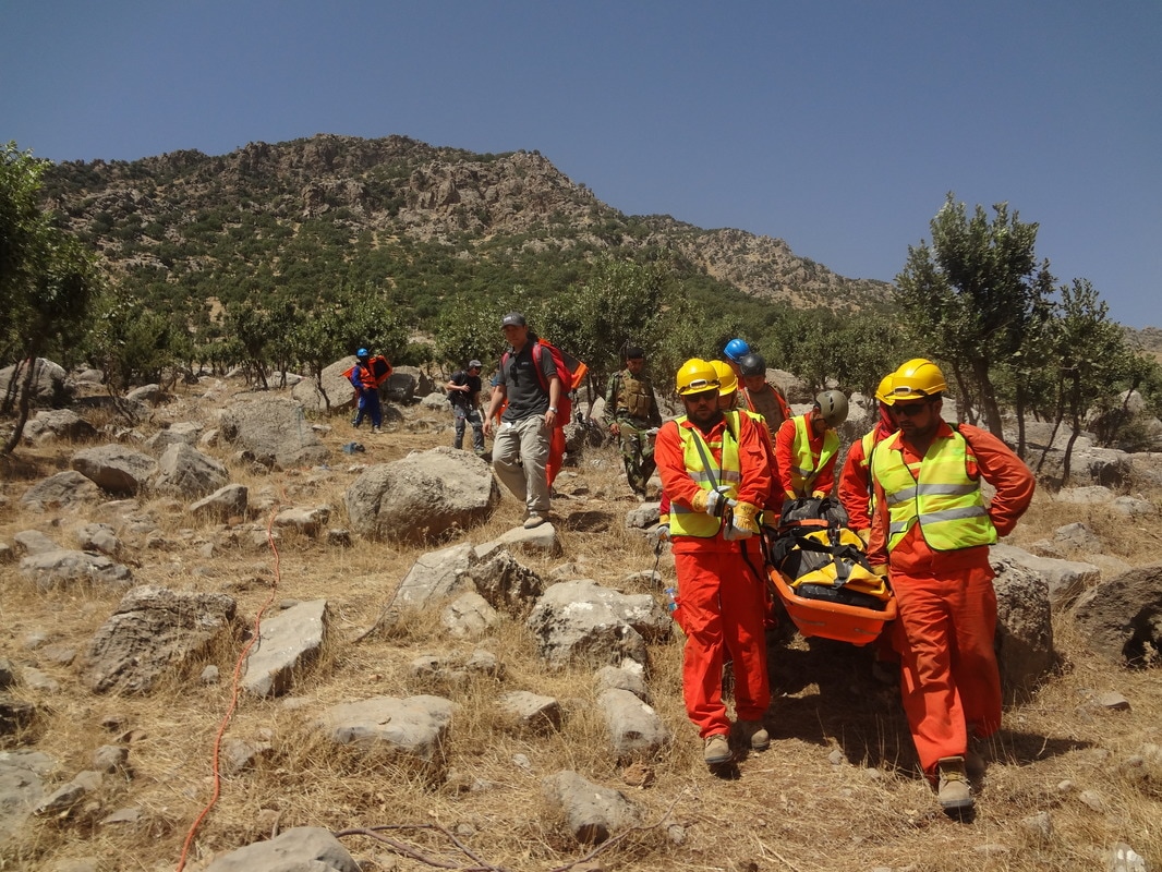 Training Kurdish de-mining team on casualty-evacuation techniques